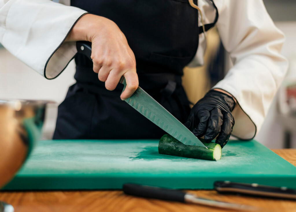 No falta en ninguna cocina japonesa y se fabrica como una espada samurái: así es el cuchillo santoku rebajado a precio mínimo