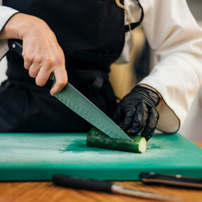 No falta en ninguna cocina japonesa y se fabrica como una espada samurái: así es el cuchillo santoku rebajado a precio mínimo