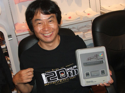 Pierde la cabeza y... ¡vende una SNES firmada por Miyamoto!