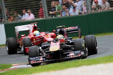 sebastien-buemi-y-felipe-massa-durante-clasificatoria-gp-de-australia-2010.jpg