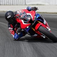 ¡A 300 km/h y en primera persona! La Honda CBR1000RR-R-SP Fireblade saca en este vídeo toda su rabia