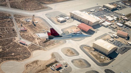 Caza sobrevolando una base militar