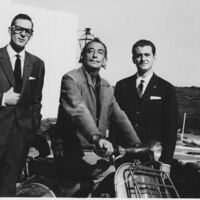 Hace 63 años Dalí pintó una Vespa por encargo y dieron la vuelta al mundo con ella. Hoy es la moto más cara del mundo 