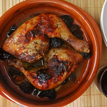 Pollo con ciruelas, receta fácil para un exquisito guiso al horno