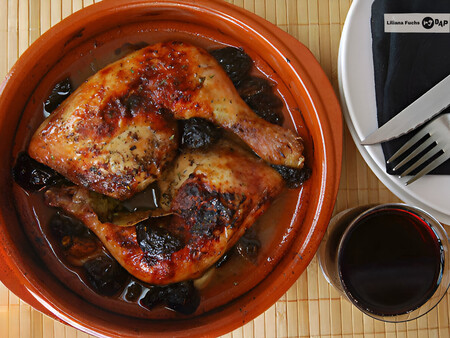 Pollo con ciruelas, receta fácil para un exquisito guiso al horno