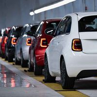 Fiat solo podía salvar su icónico coche eléctrico convirtiéndolo en gasolina. El nuevo Fiat 500 híbrido, más barato, ya se está fabricando