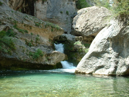 Citas para fotografiar el otoño: el nacimiento del río Pitarque en Teruel