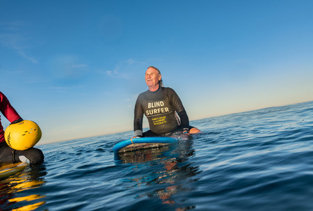 Así es como un ciego ha podido surfear gracias a la ayuda de su iPhone