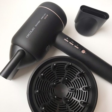 Probamos el nuevo secador Bamba de Cecotec, innovación y cuidado para nuestro pelo con un impresionante diseño