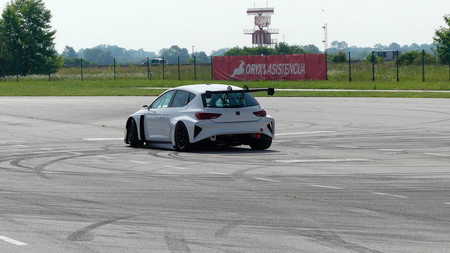El coche 100% eléctrico de carreras de CUPRA ya ha rodado en circuito y se mueve así de bien…o no