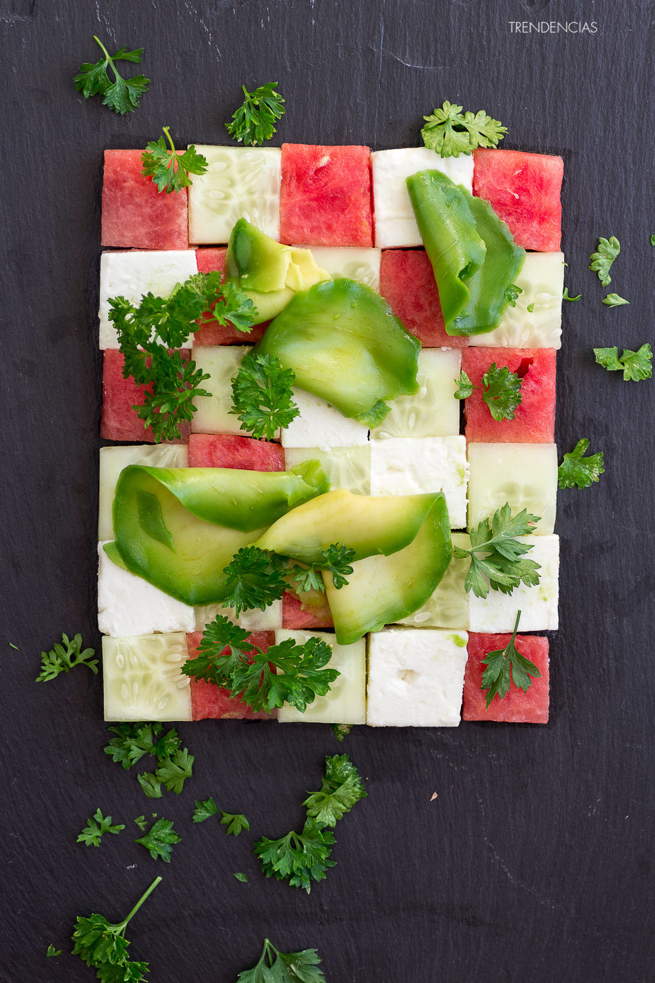 Ensalada griega de pepino, sandía y queso feta. Una ensalada damero para sorprender este verano