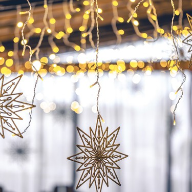 Cómo decorar un balcón o una terraza en Navidad: Siete ideas elegantes y bonitas sin complicarte mucho la vida