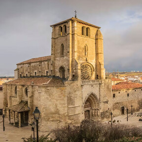 Casi nadie se da cuenta de que al lado de la catedral de Burgos hay una de las iglesias más impactantes de España, aunque por fuera no lo parezca 