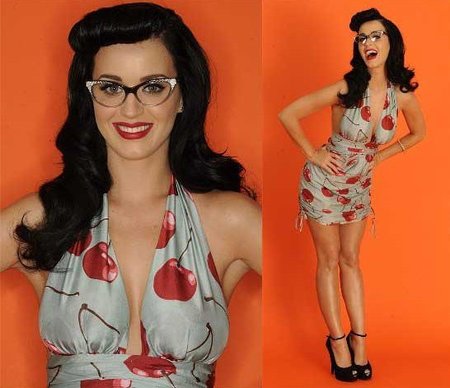 Katy Perry posando para los Teen Choice Awards 2010 como una intelectual de lo más sexy