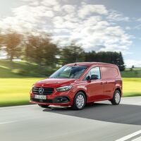 La Mercedes-Benz Citan llega en formato furgón o de pasajeros y cargada de tecnología para plantar cara a la Volkswagen Caddy