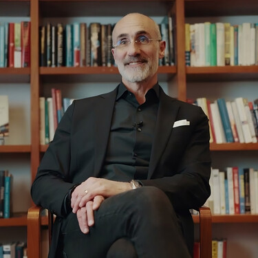 Los amigos que realmente necesitamos para ser felices son los “inútiles” según el experto de Harvard Arthur C. Brooks