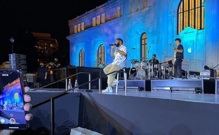 米国ワシントンDCのカーネギー図書館Apple Storeでのコンサート中のハリド氏。