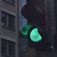 Este hacker consigue cambiar los semáforos a verde cuando quiere, pero en España no funcionaría  