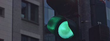 Este hacker consigue cambiar los semáforos a verde cuando quiere, pero en España no funcionaría  