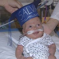 Salvador se gradúa en la UCI, tras nacer prematuro hace cinco meses y con 510 gramos de peso: una historia emocionante de valentía