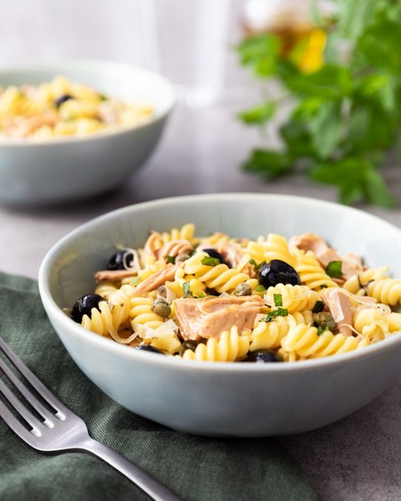 Ensalada de Fusilli con atún, alcaparras y menta. Receta fácil para comida o cena