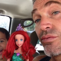 ¿Cómo reaccionarías si tu hijo elige una muñeca como juguete? Este padre es un ejemplo de amor