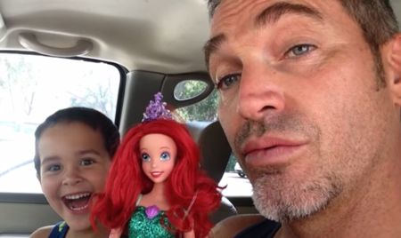 ¿Cómo reaccionarías si tu hijo elige una muñeca como juguete? Este padre es un ejemplo de amor