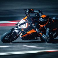 La KTM 1290 Super Duke R 2020 viene con más potencia y electrónica, aunque ahora es 3.000 euros más cara