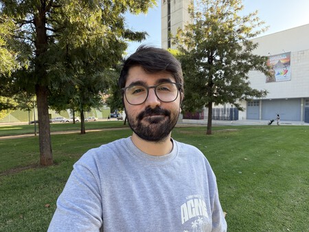 Selfie con la cámara trasera sujetando el móvil en vertical | Imagen: Xataka