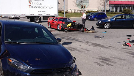 El Ferrari F40 embestido por un Dodge Dart