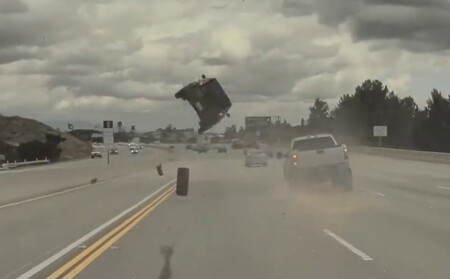 Un Kia Soul vuelta en un accidente tras impactar contra una rueda suelta