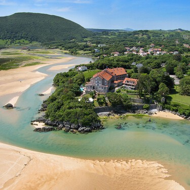 El pueblo marinero de Cantabria perfecto para visitar en otoño: casas de piedra, buena langosta y un palacio épico