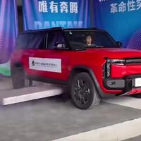 Expulsar la batería como proyectil hacia la calle en caso de choque: la absurda solución que China está probando para controlar incendios de autos eléctricos