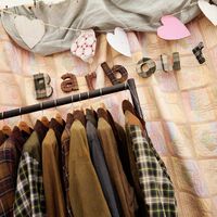 El Corte Inglés está casi regalando chaquetas como esta Barbour impermeable con más de 100 euros de descuento  