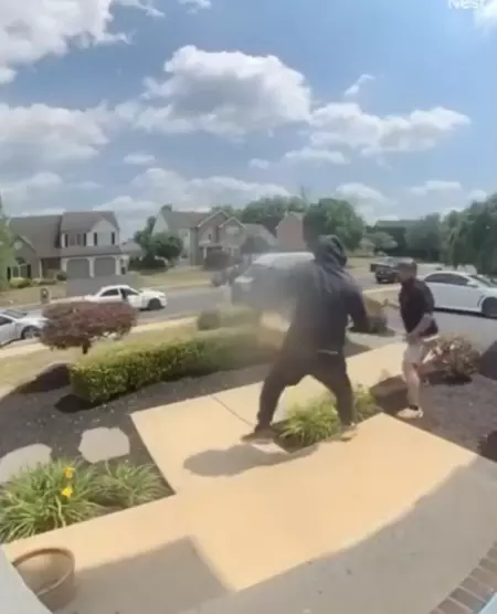 配達用バンが家の玄関に止まったまま荷物を盗む泥棒