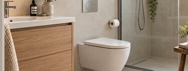 Adiós al inodoro blanco de toda la vida: la nueva tendencia elegante y funcional que se ha instalado en los baños modernos 
