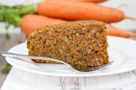 Pastel de zanahoria y nueces sin gluten, bajo en carbohidratos y calorías