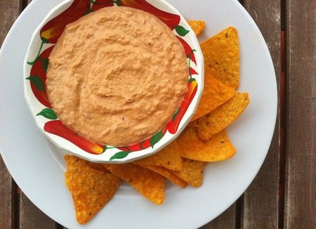 Dip cremoso de atún fresco al chipotle con aceitunas y apio. Receta para picar antes de la comida