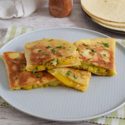 Quesadillas de mango, una receta fácil y rápida para cenar de lujo con muy pocos ingredientes