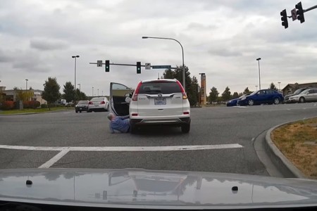 ¡Cuidado con Skynet! Los coches no-autónomos también empiezan a cobrar vida y rebelarse contra el hombre