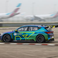 Probamos el CUPRA e-RACER, el coche eléctrico de carreras más potente del mundo con 680 CV