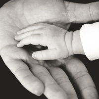 Permisos de paternidad y maternidad iguales e intrasferibles, ¿mejorará con ello la brecha de género? 