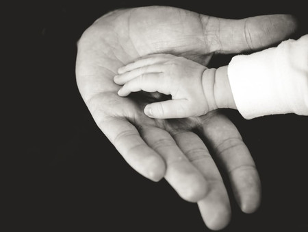 Permisos de paternidad y maternidad iguales e intrasferibles, ¿mejorará con ello la brecha de género?