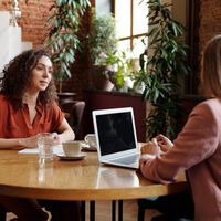 Tres frases comunes a evitar en una entrevista de trabajo y qué decir en su lugar, según una experta en oratoria