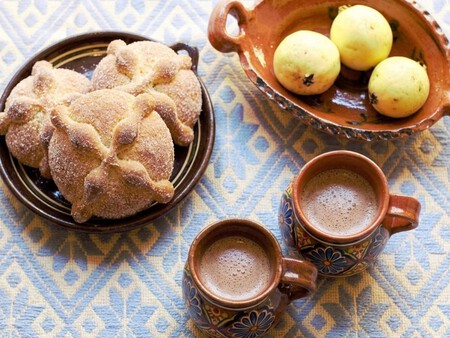 Cómo hacer atole de guayaba con canela y piloncillo: una receta fácil y perfecta para acompañar pan de muerto