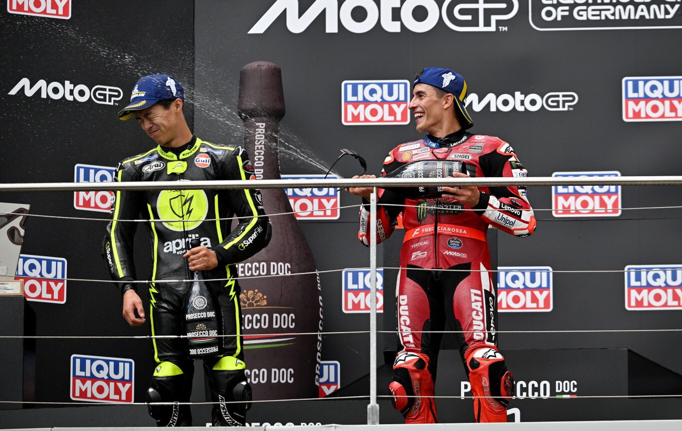 Pour le Japonais, "finir deuxième derrière Marc est toujours un excellent résultat", mais Ogura ne se coupe pas lorsqu'on lui demande s'il a des chances de remporter le championnat du monde de MotoGP cette saison : "Oui, peut-être qu'il les a"
