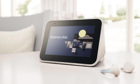 ¿Quieres un despertador que haga algo más que despertarte? En los Días Naranjas de PcComponentes te dejan el Lenovo Smart Clock por sólo 39,95 euros