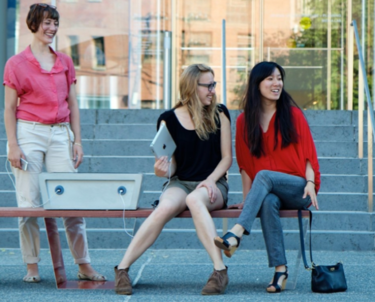 Mobiliario urbano para cargar tus pilas y las de tus dispositivos móviles