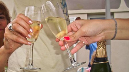 Para ahorrar calorías en el brindis, elige correctamente la bebida
