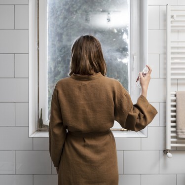Este tipo de techos son la solución si tienes humedad en el baño: ahorran tiempo de trabajo y muchas capas de pintura